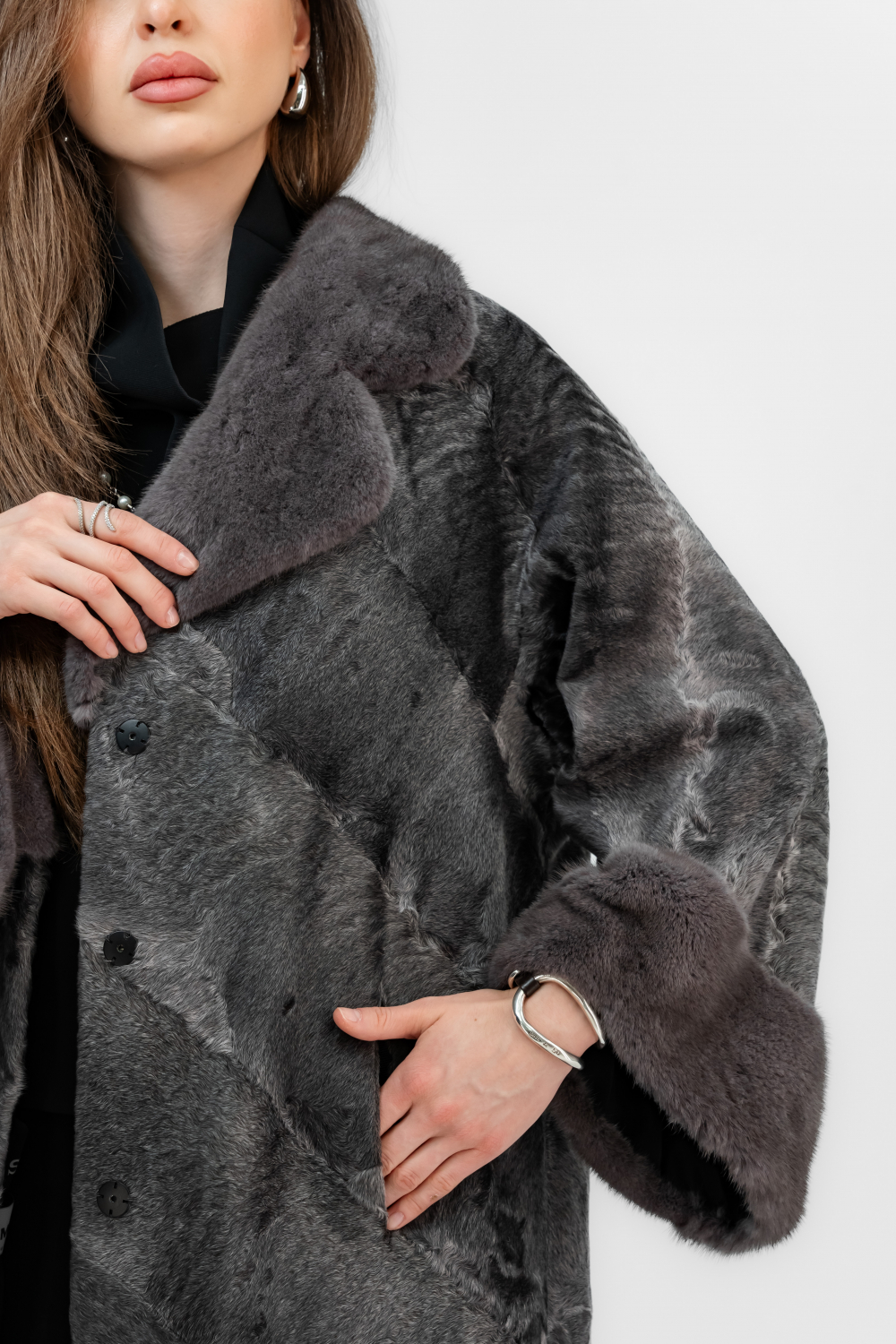 Темно-серая шуба из каракульчи Casiani с отделкой из норки