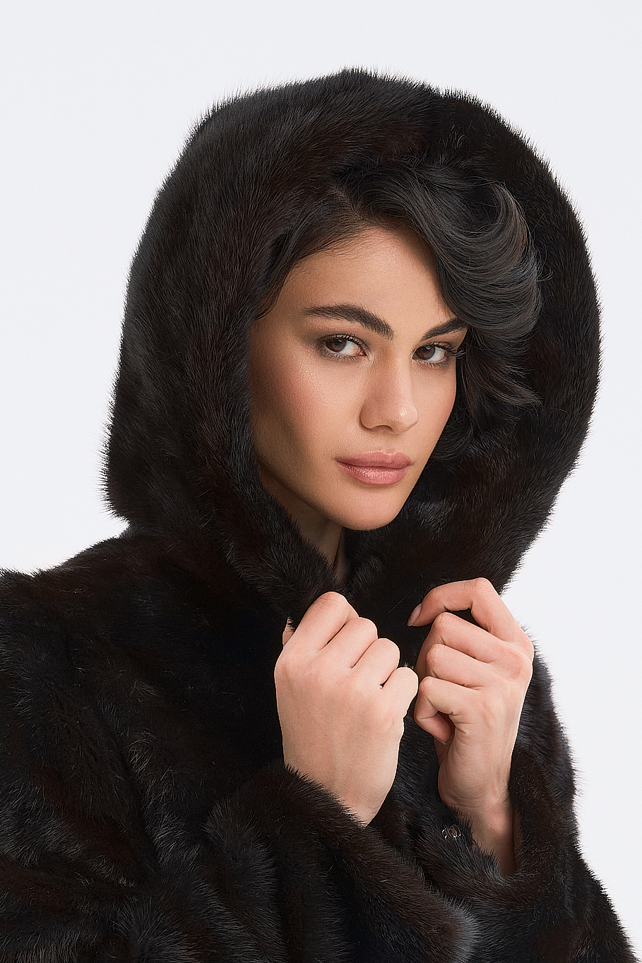 Короткая коричневая норковая шуба Lama с капюшоном